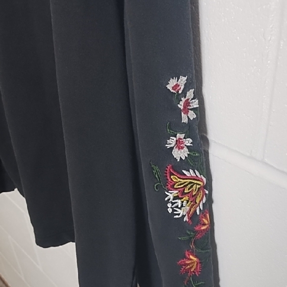 Soft Thick French Terry Black Embroidered Sleeves Sweatshirt Open Bottom - Picture 14 of 15